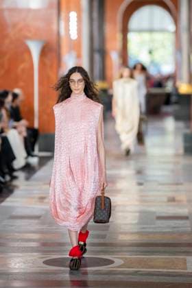 PFW - Louis Vuitton Runway A model presents a creation by Louis Vuitton for the Women Ready-to-wear Spring-Summer 2026 collection as part of the Paris Fashion Week, in Paris on September 30, 2025.Photo by Eliot Blondet ABACAPRESS.COM Paris France France  Copyright: xBlondetxEliot ABACAx