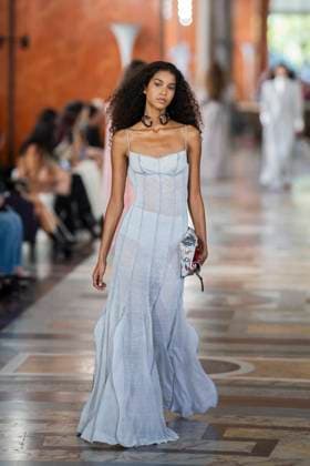 PFW - Louis Vuitton Runway A model presents a creation by Louis Vuitton for the Women Ready-to-wear Spring-Summer 2026 collection as part of the Paris Fashion Week, in Paris on September 30, 2025.Photo by Eliot Blondet ABACAPRESS.COM Paris France France  Copyright: xBlondetxEliot ABACAx