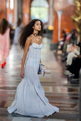 PFW - Louis Vuitton Runway A model presents a creation by Louis Vuitton for the Women Ready-to-wear Spring-Summer 2026 collection as part of the Paris Fashion Week, in Paris on September 30, 2025.Photo by Eliot Blondet ABACAPRESS.COM Paris France France  Copyright: xBlondetxEliot ABACAx