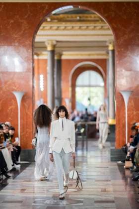 PFW - Louis Vuitton Runway A model presents a creation by Louis Vuitton for the Women Ready-to-wear Spring-Summer 2026 collection as part of the Paris Fashion Week, in Paris on September 30, 2025.Photo by Eliot Blondet ABACAPRESS.COM Paris France France  Copyright: xBlondetxEliot ABACAx