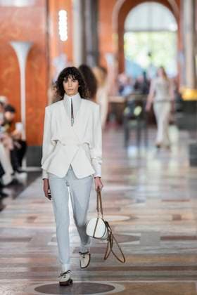 PFW - Louis Vuitton Runway A model presents a creation by Louis Vuitton for the Women Ready-to-wear Spring-Summer 2026 collection as part of the Paris Fashion Week, in Paris on September 30, 2025.Photo by Eliot Blondet ABACAPRESS.COM Paris France France  Copyright: xBlondetxEliot ABACAx