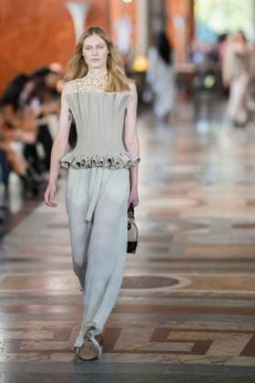 PFW - Louis Vuitton Runway A model presents a creation by Louis Vuitton for the Women Ready-to-wear Spring-Summer 2026 collection as part of the Paris Fashion Week, in Paris on September 30, 2025.Photo by Eliot Blondet ABACAPRESS.COM Paris France France  Copyright: xBlondetxEliot ABACAx