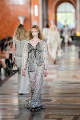 PFW - Louis Vuitton Runway A model presents a creation by Louis Vuitton for the Women Ready-to-wear Spring-Summer 2026 collection as part of the Paris Fashion Week, in Paris on September 30, 2025.Photo by Eliot Blondet ABACAPRESS.COM Paris France France  Copyright: xBlondetxEliot ABACAx
