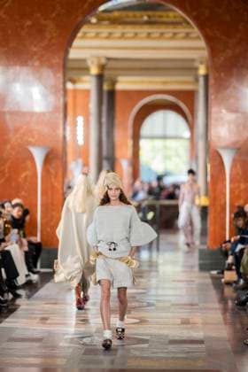 PFW - Louis Vuitton Runway A model presents a creation by Louis Vuitton for the Women Ready-to-wear Spring-Summer 2026 collection as part of the Paris Fashion Week, in Paris on September 30, 2025.Photo by Eliot Blondet ABACAPRESS.COM Paris France France  Copyright: xBlondetxEliot ABACAx