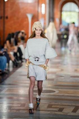 PFW - Louis Vuitton Runway A model presents a creation by Louis Vuitton for the Women Ready-to-wear Spring-Summer 2026 collection as part of the Paris Fashion Week, in Paris on September 30, 2025.Photo by Eliot Blondet ABACAPRESS.COM Paris France France  Copyright: xBlondetxEliot ABACAx