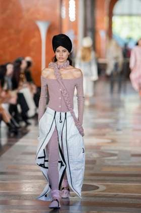 PFW - Louis Vuitton Runway A model presents a creation by Louis Vuitton for the Women Ready-to-wear Spring-Summer 2026 collection as part of the Paris Fashion Week, in Paris on September 30, 2025.Photo by Eliot Blondet ABACAPRESS.COM Paris France France  Copyright: xBlondetxEliot ABACAx