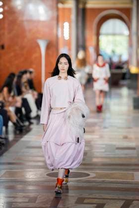 PFW - Louis Vuitton Runway A model presents a creation by Louis Vuitton for the Women Ready-to-wear Spring-Summer 2026 collection as part of the Paris Fashion Week, in Paris on September 30, 2025.Photo by Eliot Blondet ABACAPRESS.COM Paris France France  Copyright: xBlondetxEliot ABACAx