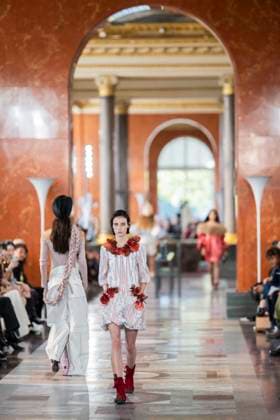 PFW - Louis Vuitton Runway A model presents a creation by Louis Vuitton for the Women Ready-to-wear Spring-Summer 2026 collection as part of the Paris Fashion Week, in Paris on September 30, 2025.Photo by Eliot Blondet ABACAPRESS.COM Paris France France  Copyright: xBlondetxEliot ABACAx
