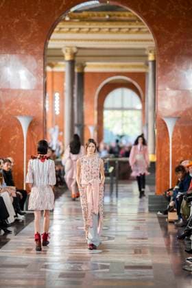 PFW - Louis Vuitton Runway A model presents a creation by Louis Vuitton for the Women Ready-to-wear Spring-Summer 2026 collection as part of the Paris Fashion Week, in Paris on September 30, 2025.Photo by Eliot Blondet ABACAPRESS.COM Paris France France  Copyright: xBlondetxEliot ABACAx