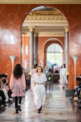 PFW - Louis Vuitton Runway A model presents a creation by Louis Vuitton for the Women Ready-to-wear Spring-Summer 2026 collection as part of the Paris Fashion Week, in Paris on September 30, 2025.Photo by Eliot Blondet ABACAPRESS.COM Paris France France  Copyright: xBlondetxEliot ABACAx