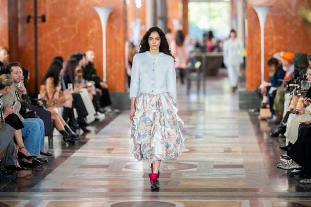 PFW - Louis Vuitton Runway A model presents a creation by Louis Vuitton for the Women Ready-to-wear Spring-Summer 2026 collection as part of the Paris Fashion Week, in Paris on September 30, 2025.Photo by Eliot Blondet ABACAPRESS.COM Paris France France  Copyright: xBlondetxEliot ABACAx