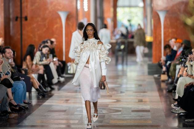 PFW - Louis Vuitton Runway A model presents a creation by Louis Vuitton for the Women Ready-to-wear Spring-Summer 2026 collection as part of the Paris Fashion Week, in Paris on September 30, 2025.Photo by Eliot Blondet ABACAPRESS.COM Paris France France  Copyright: xBlondetxEliot ABACAx