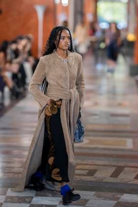 PFW - Louis Vuitton Runway A model presents a creation by Louis Vuitton for the Women Ready-to-wear Spring-Summer 2026 collection as part of the Paris Fashion Week, in Paris on September 30, 2025.Photo by Eliot Blondet ABACAPRESS.COM Paris France France  Copyright: xBlondetxEliot ABACAx