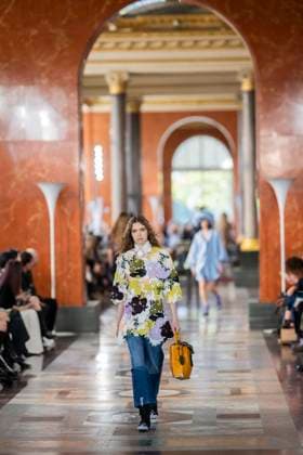 PFW - Louis Vuitton Runway A model presents a creation by Louis Vuitton for the Women Ready-to-wear Spring-Summer 2026 collection as part of the Paris Fashion Week, in Paris on September 30, 2025.Photo by Eliot Blondet ABACAPRESS.COM Paris France France  Copyright: xBlondetxEliot ABACAx