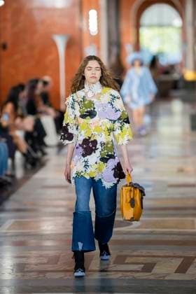PFW - Louis Vuitton Runway A model presents a creation by Louis Vuitton for the Women Ready-to-wear Spring-Summer 2026 collection as part of the Paris Fashion Week, in Paris on September 30, 2025.Photo by Eliot Blondet ABACAPRESS.COM Paris France France  Copyright: xBlondetxEliot ABACAx