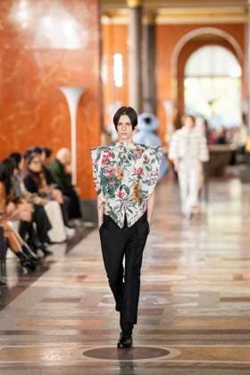 PFW - Louis Vuitton Runway A model presents a creation by Louis Vuitton for the Women Ready-to-wear Spring-Summer 2026 collection as part of the Paris Fashion Week, in Paris on September 30, 2025.Photo by Eliot Blondet ABACAPRESS.COM Paris France France  Copyright: xBlondetxEliot ABACAx