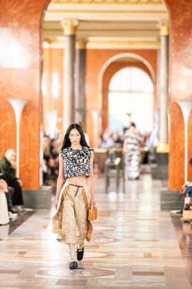 PFW - Louis Vuitton Runway A model presents a creation by Louis Vuitton for the Women Ready-to-wear Spring-Summer 2026 collection as part of the Paris Fashion Week, in Paris on September 30, 2025.Photo by Eliot Blondet ABACAPRESS.COM Paris France France  Copyright: xBlondetxEliot ABACAx