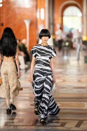 PFW - Louis Vuitton Runway A model presents a creation by Louis Vuitton for the Women Ready-to-wear Spring-Summer 2026 collection as part of the Paris Fashion Week, in Paris on September 30, 2025.Photo by Eliot Blondet ABACAPRESS.COM Paris France France  Copyright: xBlondetxEliot ABACAx