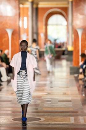 PFW - Louis Vuitton Runway A model presents a creation by Louis Vuitton for the Women Ready-to-wear Spring-Summer 2026 collection as part of the Paris Fashion Week, in Paris on September 30, 2025.Photo by Eliot Blondet ABACAPRESS.COM Paris France France  Copyright: xBlondetxEliot ABACAx