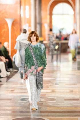 PFW - Louis Vuitton Runway A model presents a creation by Louis Vuitton for the Women Ready-to-wear Spring-Summer 2026 collection as part of the Paris Fashion Week, in Paris on September 30, 2025.Photo by Eliot Blondet ABACAPRESS.COM Paris France France  Copyright: xBlondetxEliot ABACAx