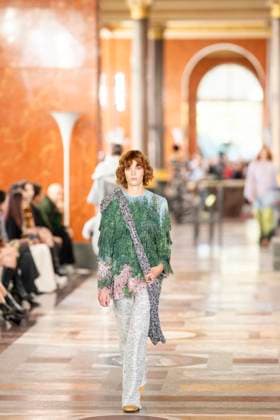 PFW - Louis Vuitton Runway A model presents a creation by Louis Vuitton for the Women Ready-to-wear Spring-Summer 2026 collection as part of the Paris Fashion Week, in Paris on September 30, 2025.Photo by Eliot Blondet ABACAPRESS.COM Paris France France  Copyright: xBlondetxEliot ABACAx