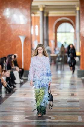 PFW - Louis Vuitton Runway A model presents a creation by Louis Vuitton for the Women Ready-to-wear Spring-Summer 2026 collection as part of the Paris Fashion Week, in Paris on September 30, 2025.Photo by Eliot Blondet ABACAPRESS.COM Paris France France  Copyright: xBlondetxEliot ABACAx