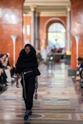 PFW - Louis Vuitton Runway A model presents a creation by Louis Vuitton for the Women Ready-to-wear Spring-Summer 2026 collection as part of the Paris Fashion Week, in Paris on September 30, 2025.Photo by Eliot Blondet ABACAPRESS.COM Paris France France  Copyright: xBlondetxEliot ABACAx