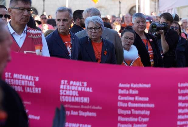 September 30, 2025, Ottawa, On, Canada: Governor General Mary Simon and Prime Minister Mark Carney look on as a cloth bearing the names of children is walked through the crowd during ceremonies for the National Day for Truth and Reconciliation on Parliament Hill in Ottawa, Tuesday, Sept. 30, 2025. Ottawa Canada  - ZUMAc35_ 20250930_zaf_c35_060 Copyright: xAdrianxWyldx