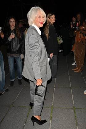 PFW Stella McCartney Outside Arrivals Helen Mirren arriving at Stella McCartney Show during Paris Fashion Week in Paris, France on September 30, 2025. Photo by Julien Reynaud APS-Medias ABACAPRESS.COM Paris France  Copyright: xReynaudxJulien APS-Medias ABACAx