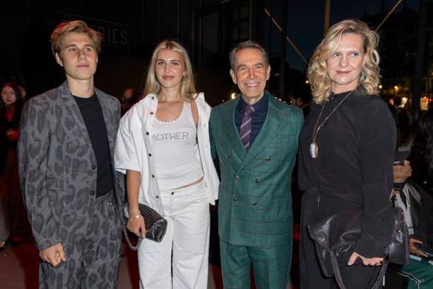 Blake Koons, Scarlet Koons, Jeff Koons, Justine Koons - Front Raw of the Stella McCartney Fashion Show, Spring Summer 2026 Collection as part of Paris Fashion Week, France, September 30th, 2025 Olivier Borde Bestimage Front Row of the Stella McCartney Fashion Show, Spring Summer 2026 Collection as part of Paris Fashion Week, France, September 30th, 2025 Paris France Copyright: xOLIVIERxBORDEx xBESTIMAGExOLIVIERxBORDEx xBESTIMAGEx