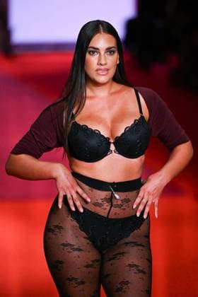 PFW Etam Runway A model walks the runway during the Etam Womenswear Spring Summer 2026 show as part of Paris Fashion Week in Paris, France on September 30, 2025. Photo by Aurore Marechal ABACAPRESS.COM Paris France  Copyright: xMarechalxAurore ABACAx