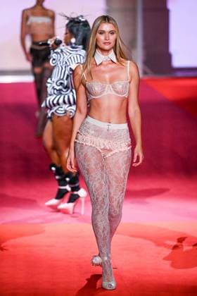 PFW Etam Runway Chloe Lecareux walks the runway during the Etam Womenswear Spring Summer 2026 show as part of Paris Fashion Week in Paris, France on September 30, 2025. Photo by Aurore Marechal ABACAPRESS.COM Paris France  Copyright: xMarechalxAurore ABACAx