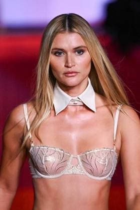 PFW Etam Runway Chloe Lecareux walks the runway during the Etam Womenswear Spring Summer 2026 show as part of Paris Fashion Week in Paris, France on September 30, 2025. Photo by Aurore Marechal ABACAPRESS.COM Paris France  Copyright: xMarechalxAurore ABACAx