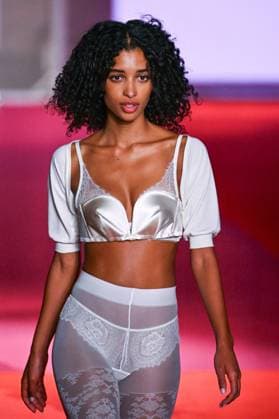 PFW Etam Runway A model walks the runway during the Etam Womenswear Spring Summer 2026 show as part of Paris Fashion Week in Paris, France on September 30, 2025. Photo by Aurore Marechal ABACAPRESS.COM Paris France  Copyright: xMarechalxAurore ABACAx