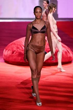 PFW Etam Runway A model walks the runway during the Etam Womenswear Spring Summer 2026 show as part of Paris Fashion Week in Paris, France on September 30, 2025. Photo by Aurore Marechal ABACAPRESS.COM Paris France  Copyright: xMarechalxAurore ABACAx