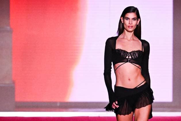 PFW Etam Runway A model walks the runway during the Etam Womenswear Spring Summer 2026 show as part of Paris Fashion Week in Paris, France on September 30, 2025. Photo by Aurore Marechal ABACAPRESS.COM Paris France  Copyright: xMarechalxAurore ABACAx