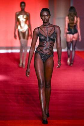 PFW Etam Runway A model walks the runway during the Etam Womenswear Spring Summer 2026 show as part of Paris Fashion Week in Paris, France on September 30, 2025. Photo by Aurore Marechal ABACAPRESS.COM Paris France  Copyright: xMarechalxAurore ABACAx