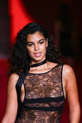 PFW Etam Runway A model walks the runway during the Etam Womenswear Spring Summer 2026 show as part of Paris Fashion Week in Paris, France on September 30, 2025. Photo by Aurore Marechal ABACAPRESS.COM Paris France  Copyright: xMarechalxAurore ABACAx