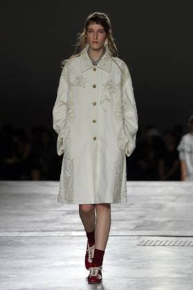 PFW - Dries Van Noten Runway A model walks the runway during the Dries Van Noten Ready to Wear Spring Summer 2026 fashion show as part of the Paris Fashion Week on September 30, 2025 in Paris, France. Photo by Alain-Gil Gonzalze ABACAPRESS.COM Paris France  Copyright: xGonzalezxAlain-Gil ABACAx