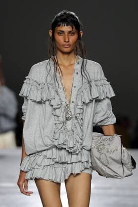 PFW - Dries Van Noten Runway A model walks the runway during the Dries Van Noten Ready to Wear Spring Summer 2026 fashion show as part of the Paris Fashion Week on September 30, 2025 in Paris, France. Photo by Alain-Gil Gonzalze ABACAPRESS.COM Paris France  Copyright: xGonzalezxAlain-Gil ABACAx
