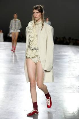 PFW - Dries Van Noten Runway A model walks the runway during the Dries Van Noten Ready to Wear Spring Summer 2026 fashion show as part of the Paris Fashion Week on September 30, 2025 in Paris, France. Photo by Alain-Gil Gonzalze ABACAPRESS.COM Paris France  Copyright: xGonzalezxAlain-Gil ABACAx