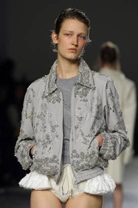 PFW - Dries Van Noten Runway A model walks the runway during the Dries Van Noten Ready to Wear Spring Summer 2026 fashion show as part of the Paris Fashion Week on September 30, 2025 in Paris, France. Photo by Alain-Gil Gonzalze ABACAPRESS.COM Paris France  Copyright: xGonzalezxAlain-Gil ABACAx