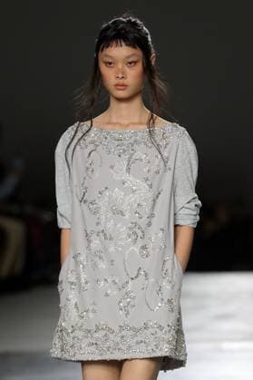 PFW - Dries Van Noten Runway A model walks the runway during the Dries Van Noten Ready to Wear Spring Summer 2026 fashion show as part of the Paris Fashion Week on September 30, 2025 in Paris, France. Photo by Alain-Gil Gonzalze ABACAPRESS.COM Paris France  Copyright: xGonzalezxAlain-Gil ABACAx