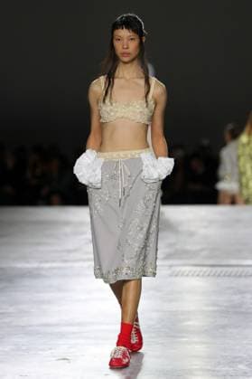 PFW - Dries Van Noten Runway A model walks the runway during the Dries Van Noten Ready to Wear Spring Summer 2026 fashion show as part of the Paris Fashion Week on September 30, 2025 in Paris, France. Photo by Alain-Gil Gonzalze ABACAPRESS.COM Paris France  Copyright: xGonzalezxAlain-Gil ABACAx