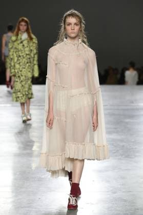 PFW - Dries Van Noten Runway A model walks the runway during the Dries Van Noten Ready to Wear Spring Summer 2026 fashion show as part of the Paris Fashion Week on September 30, 2025 in Paris, France. Photo by Alain-Gil Gonzalze ABACAPRESS.COM Paris France  Copyright: xGonzalezxAlain-Gil ABACAx