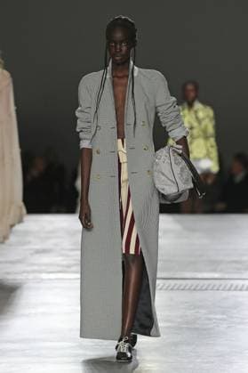 PFW - Dries Van Noten Runway A model walks the runway during the Dries Van Noten Ready to Wear Spring Summer 2026 fashion show as part of the Paris Fashion Week on September 30, 2025 in Paris, France. Photo by Alain-Gil Gonzalze ABACAPRESS.COM Paris France  Copyright: xGonzalezxAlain-Gil ABACAx