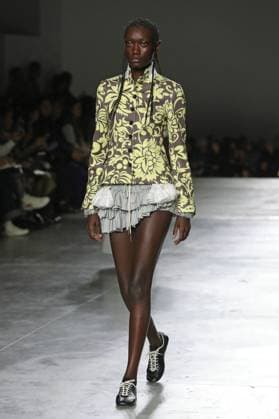 PFW - Dries Van Noten Runway A model walks the runway during the Dries Van Noten Ready to Wear Spring Summer 2026 fashion show as part of the Paris Fashion Week on September 30, 2025 in Paris, France. Photo by Alain-Gil Gonzalze ABACAPRESS.COM Paris France  Copyright: xGonzalezxAlain-Gil ABACAx