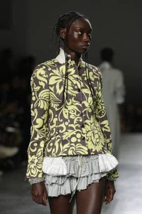 PFW - Dries Van Noten Runway A model walks the runway during the Dries Van Noten Ready to Wear Spring Summer 2026 fashion show as part of the Paris Fashion Week on September 30, 2025 in Paris, France. Photo by Alain-Gil Gonzalze ABACAPRESS.COM Paris France  Copyright: xGonzalezxAlain-Gil ABACAx