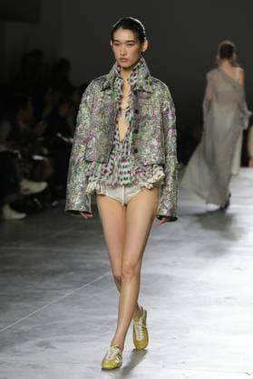 PFW - Dries Van Noten Runway A model walks the runway during the Dries Van Noten Ready to Wear Spring Summer 2026 fashion show as part of the Paris Fashion Week on September 30, 2025 in Paris, France. Photo by Alain-Gil Gonzalze ABACAPRESS.COM Paris France  Copyright: xGonzalezxAlain-Gil ABACAx