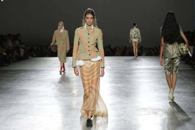 PFW - Dries Van Noten Runway A model walks the runway during the Dries Van Noten Ready to Wear Spring Summer 2026 fashion show as part of the Paris Fashion Week on September 30, 2025 in Paris, France. Photo by Alain-Gil Gonzalze ABACAPRESS.COM Paris France  Copyright: xGonzalezxAlain-Gil ABACAx